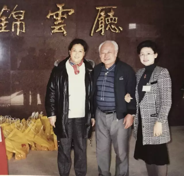 1998年，孙怡大夫（右）与张士杰教授（中）在首都宾馆锦雲厅参加贺氏三通法大会